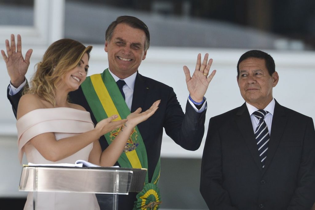 Michele-Libras-1024x683 Michelle Bolsonaro quebra protocolo e discursa em libras no Parlatório