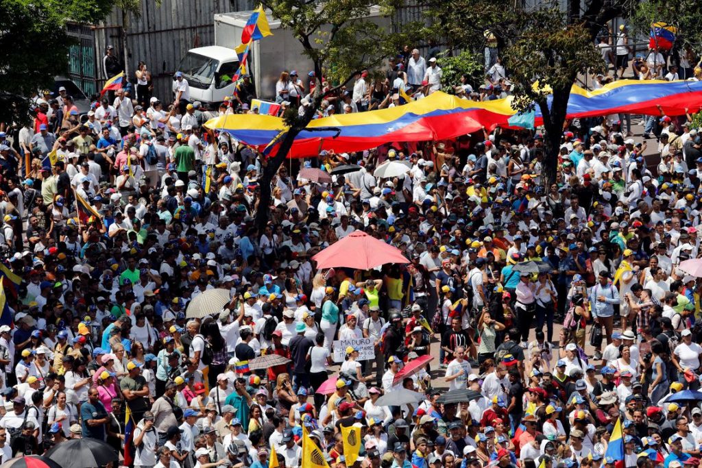Venezuela-1024x683 Internacional Manifestantes saem às ruas em várias cidades da Venezuela