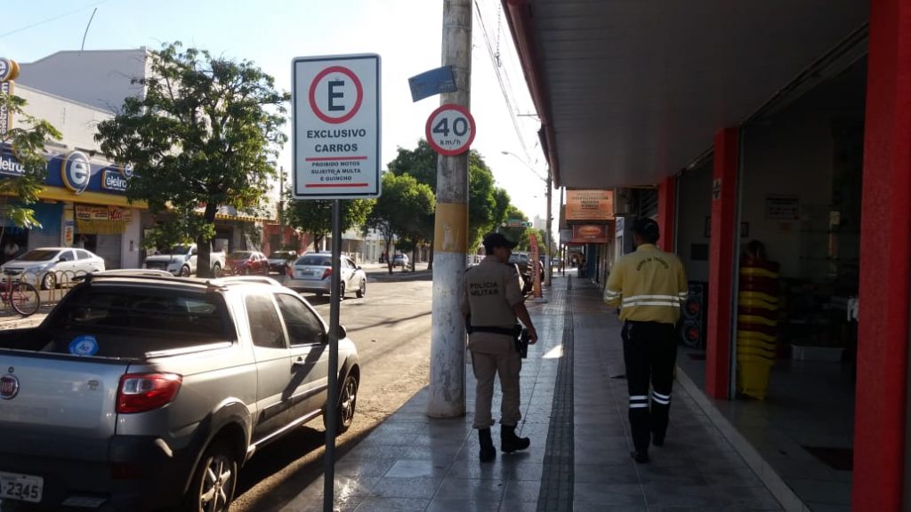 Estacionamento-Avenida-Goiás-2-1024x576 Avenida Goiás | Polícia Militar e fiscais do DMTS e Detran alertam motorista sobre a nova regulamentação de estacionamento em Gurupi