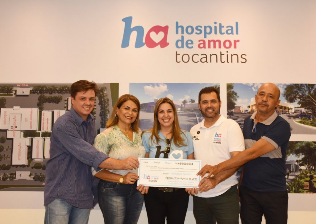 Hospital-do-Amor-Voluntários-entregam-cheque-aos-coordenadores-do-Hospital-de-Amor-1024x726 Baile do Amor arrecada R$ 64 mil para Hospital de Amor do TO