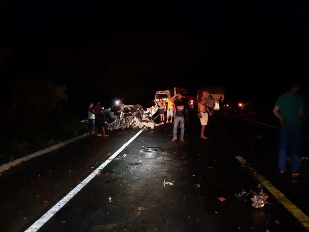 acidente-Araguaína.-2-1024x768 Três pessoas morrem em acidente envolvendo um microônibus e um veículo de passeio em Araguaína