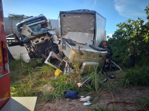 ca-300x225 Alvorada | Homem morre após colisão entre caminhões na BR-153