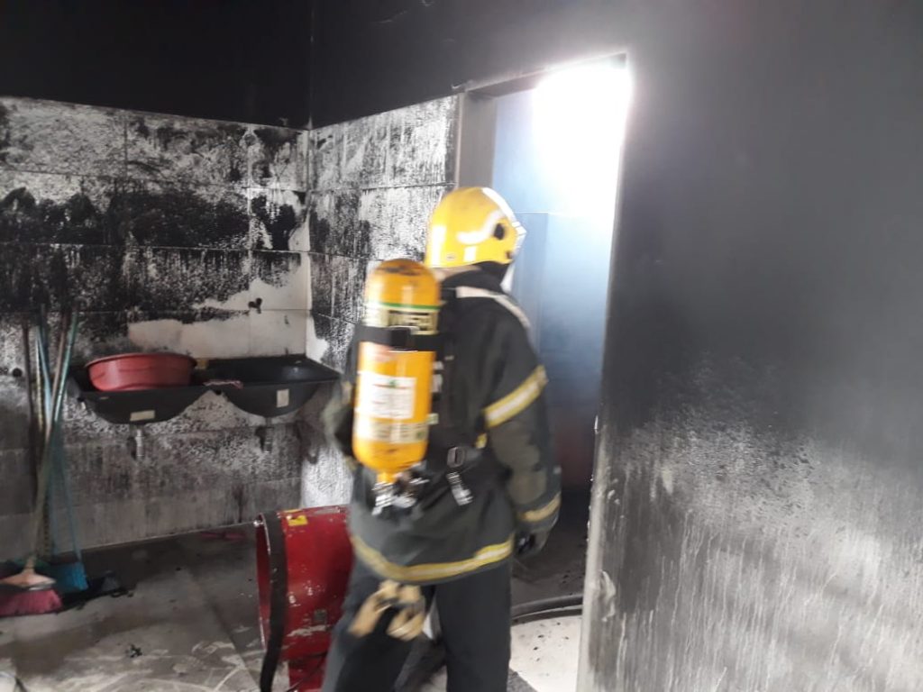 fffffff-1024x768 Sem a presença do proprietário, residência pega fogo e fica parcialmente destruída em Araguaína