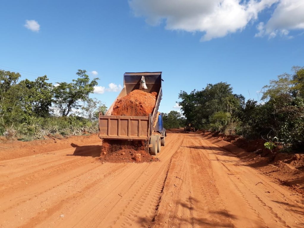 Estradas-Governo-foto-1-1024x768 Governo do Tocantins executa manutenção em estradas internas dos projetos de irrigação e roçagens das margens de rodovias estaduais