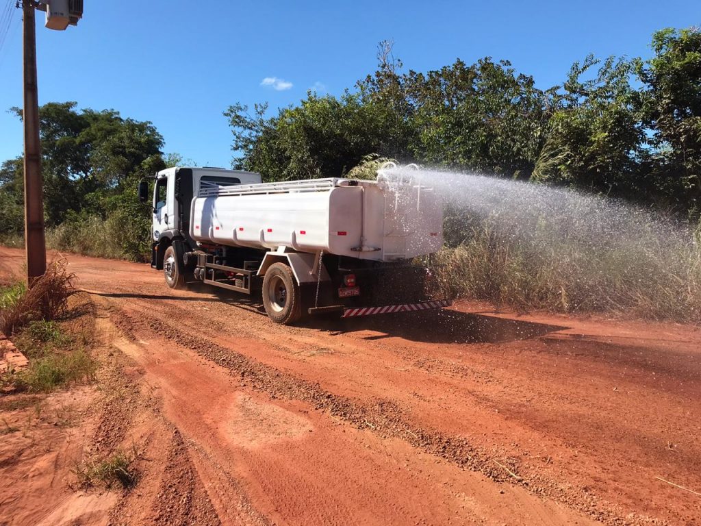 Estradas-Governo-foto-2-1024x768 Governo do Tocantins executa manutenção em estradas internas dos projetos de irrigação e roçagens das margens de rodovias estaduais