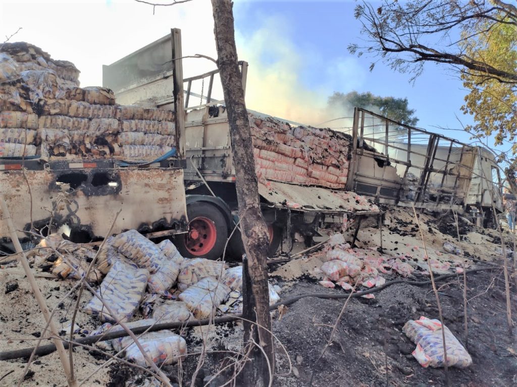 Carga-arroz-1024x768 Em meio a alta de preço, fogo destrói carreta com carga de arroz na BR-153 no sul do Tocantins