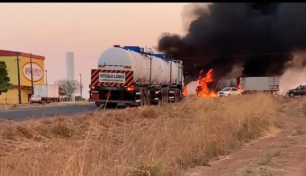 CARRETA-1024x588 Caminhão pega fogo após acidente na BR-153 no perímetro urbano de Gurupi