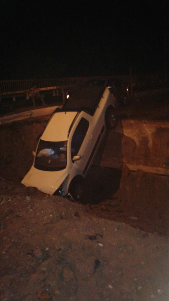IMG-20201025-WA0144-576x1024 Carros caem em cratera de obra na Avenida Goiás