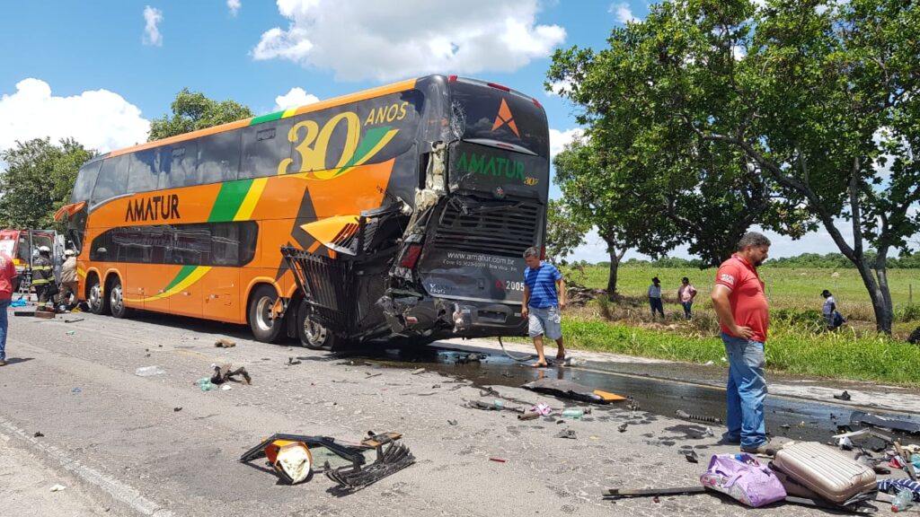 ACidente-Porangatu-A-1024x576 BR-153 | Quatro pessoas que estava numa caminhonete morrem em acidente envolvendo três caminhões, um ônibus em Porangatu