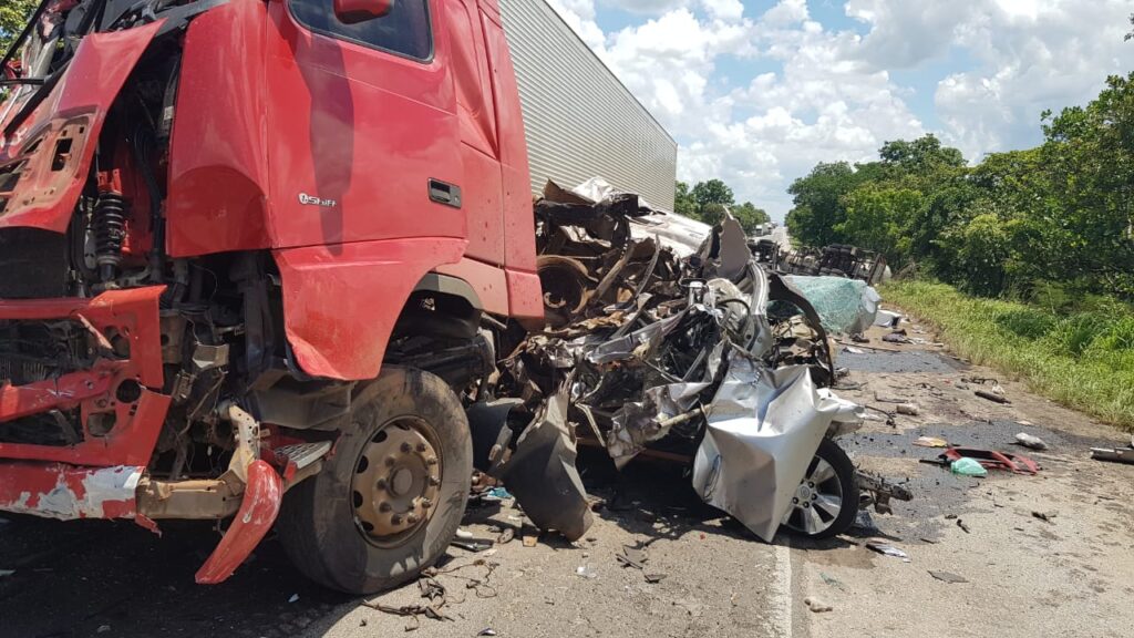 ACidente-Porangatu-B-1024x576 BR-153 | Quatro pessoas que estava numa caminhonete morrem em acidente envolvendo três caminhões, um ônibus em Porangatu