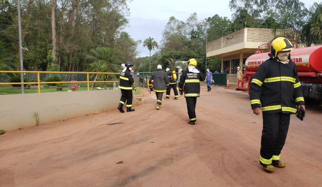 IMG-20210415-WA0048-1024x597 Bombeiros levam 07hs para controlar incêndio em processadora de alimentos em Araguaína