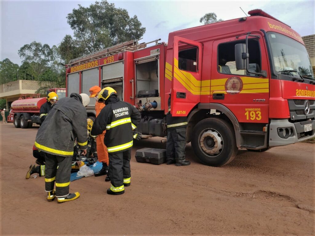 IMG-20210415-WA0051-1024x768 Bombeiros levam 07hs para controlar incêndio em processadora de alimentos em Araguaína
