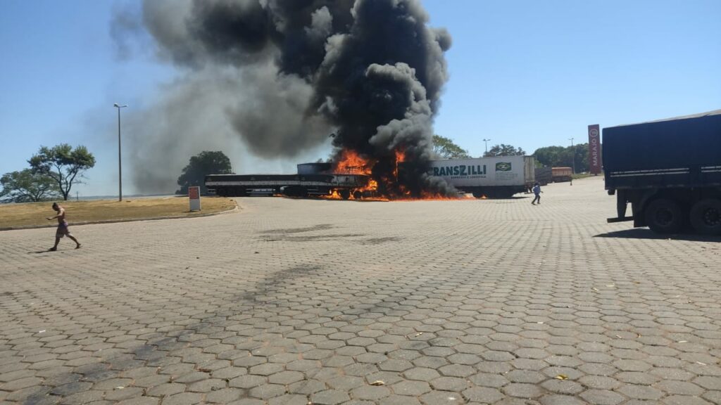 WhatsApp-Image-2021-07-01-at-13.14.56-1024x576 Norte do Estado: Caminhões colidem e pegam fogo na BR-153
