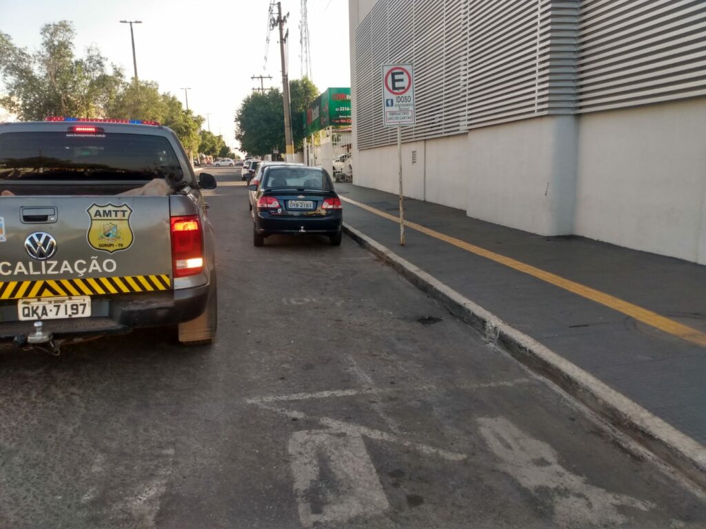 Estacionamento-fiscais-1024x768 Idoso com deficiência física cobra fiscalização para garantir direito a estacionamento usado por ambulante em Gurupi