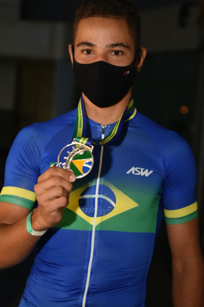ciclista-Otavio-queiroz-2-682x1024 Tocantinense vencedor do brasileiro de ciclismo na categoria juvenil XCO é recebido com festa