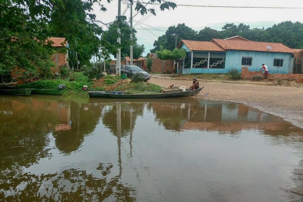 Enchente-Chuvas-em-intensidade-elevaram-o-nivel-das-aguas-do-Rio-Tocantins-causando-alagamentos-em-varios-pontos-1024x682 Enchente: Bombeiros Militares e Defesa Civil ajudam ribeirinhos em todas as regiões do estado
