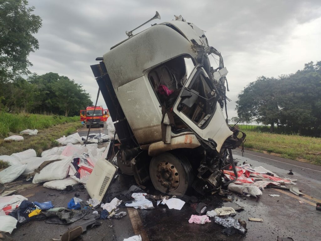 WhatsApp-Image-2021-12-16-at-11.01.02-1024x768 Dois homens morrem após colisão entre caminhões na BR-153 no sul do estado