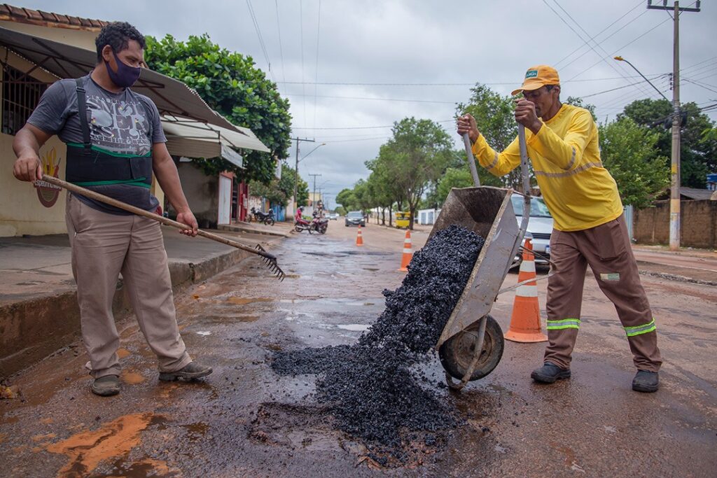 operacao-tapa-buracos1-1024x683 Prefeitura de Gurupi anuncia operação tapa-buraco e adianta que recapeamento das vias será com material "mais resistente"