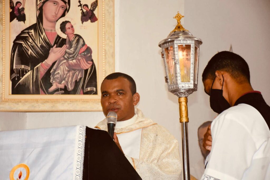 WhatsApp-Image-2022-02-14-at-11.18.50-1-1024x683 Padre Eldinei é empossado como Pároco da Catedral de Porto Nacional