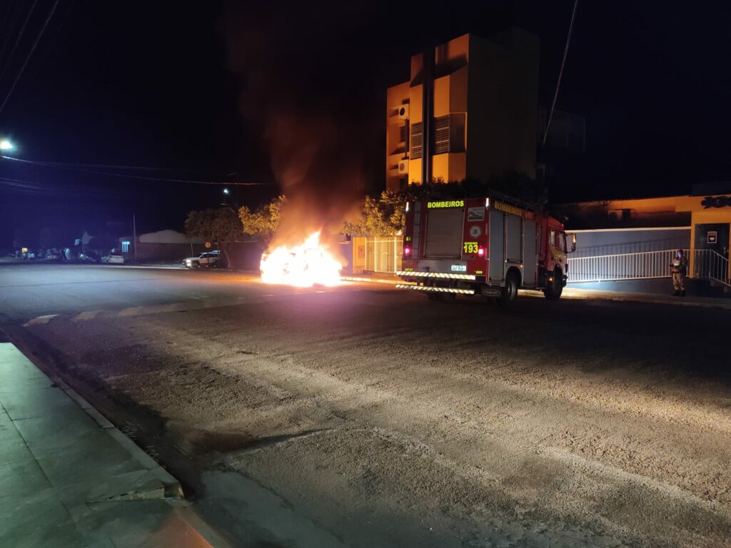 WhatsApp-Image-2022-02-23-at-05.23.08-1024x768 Carro pega fogo no centro de Gurupi