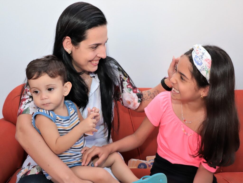 _“Ser mãe me mostra uma força interior que nem eu sei que tenho, consigo me reinventar, superar medos e desafios”, afirmou Caroline_