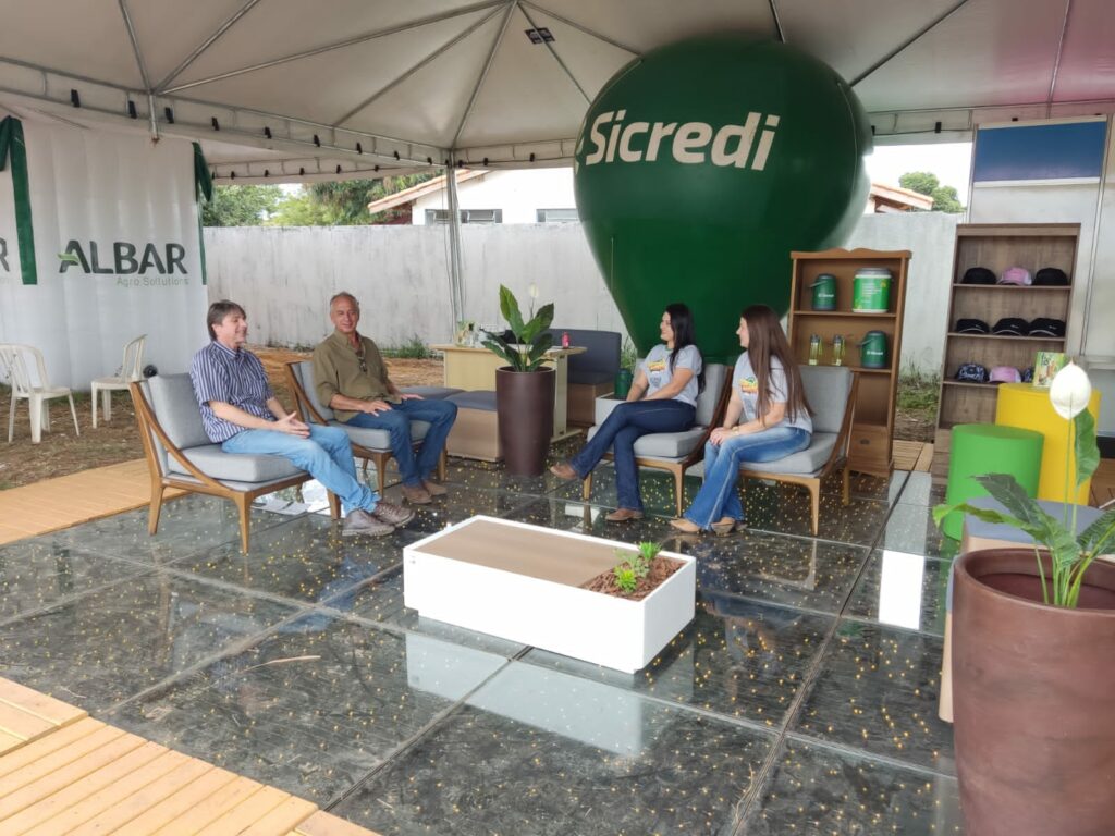 Sicredi-AgroSudeste-4-1024x768 Sicredi reforça apoio ao agronegócio e comemora quase R$ 2 milhões em negócios no primeiro dia da AgroSudeste