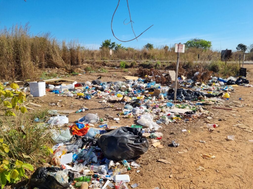 Lixo-Peixe-2-1024x768 MPE instaura procedimento para Prefeitura de Peixe tomar providência para suprir falta de contêineres e coleta regular de lixo em Peixe