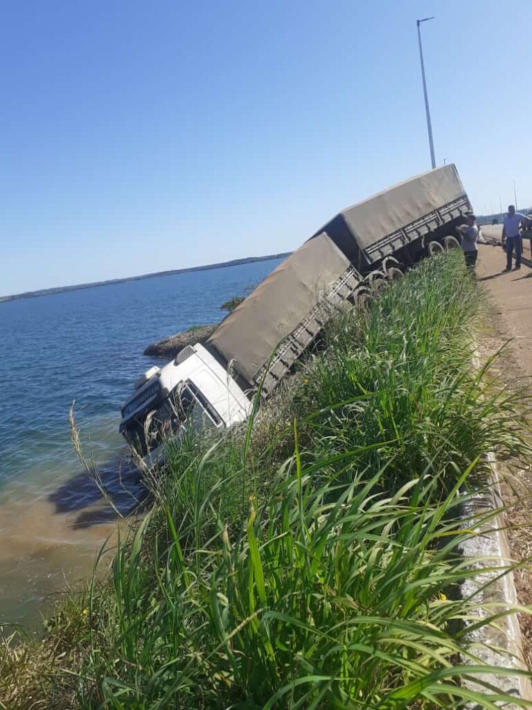 WhatsApp-Image-2022-06-05-at-16.40.09-768x1024 Caminhão perde o controle e cai no lago de Palmas