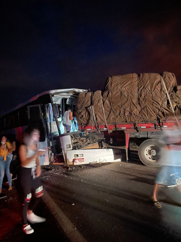 whatsapp-image-2022-06-14-at-20.13.07-768x1024 Tragédia: Ônibus com acadêmicos de Formoso do Araguaia bate em caminhão na BR-153 no sul do estado