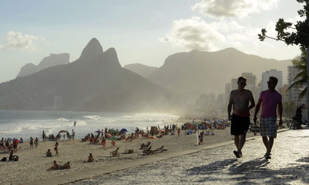 Turismo-frio_praia_ipanema_rio_de_janeiro_tmazs_abr_20220901_0644-1024x613 Brasil registra maior gasto de turistas estrangeiros desde 2016