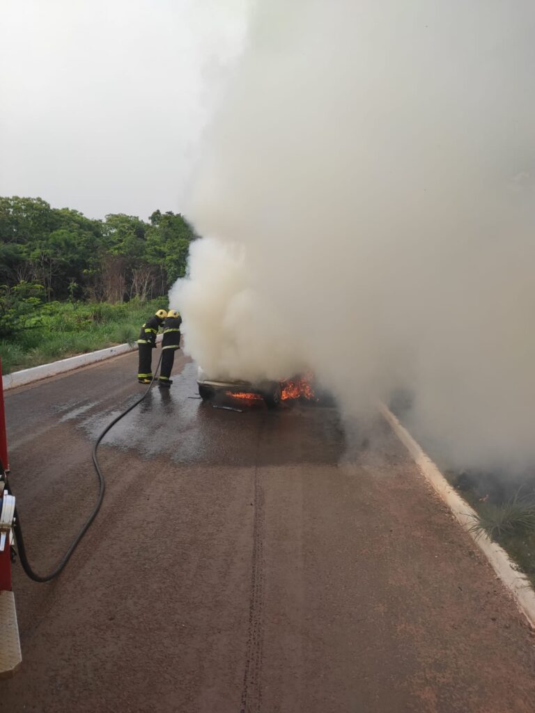 WhatsApp-Image-2022-10-21-at-12.15.03-768x1024 Carro pega fogo após vazamento de combustível em bairro de Gurupi