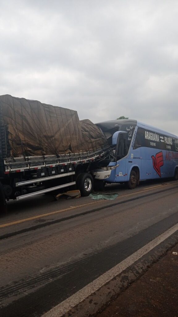 WhatsApp-Image-2022-11-01-at-08.58.08-576x1024 Ônibus bate em caminhão que fazia parte de protesto na BR-153; nove pessoas ficaram feridas