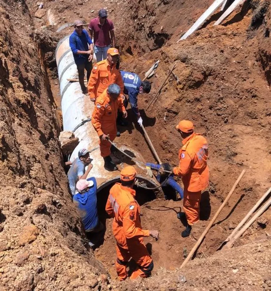 whatsapp-image-2022-12-05-at-14.38.42-953x1024 Porto Nacional: Homens que trabalhavam em obra de escoamento de água são soterrados