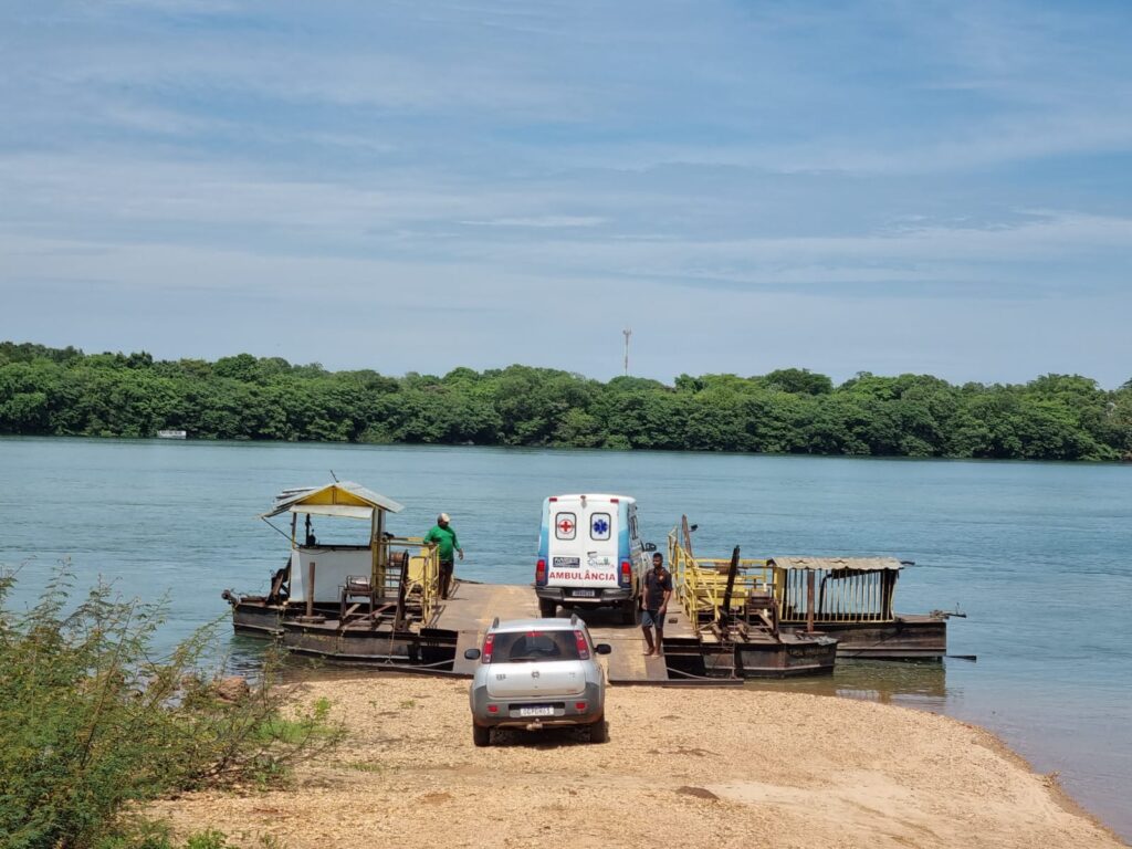 Balsa-Peixe-com-ambulancia-1024x768 Marinha interdita balsa do rio Tocantins em Peixe por falta de certificado de segurança de navegação