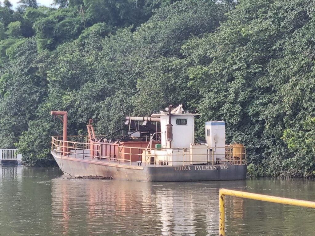 Balsa-peixe-draga-1024x768 Marinha interdita balsa do rio Tocantins em Peixe por falta de certificado de segurança de navegação
