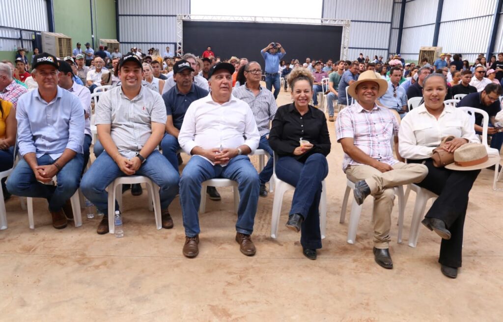 Secretário Estadual de Agricultura, Jaime Café, o deputado Gutierres Torquato, o vice-governador, Laurez Moreira, o prefeito de Peixe, Cezinha e a prefeita de Figueirópolis, Jakeline Pereira dos Santos. 