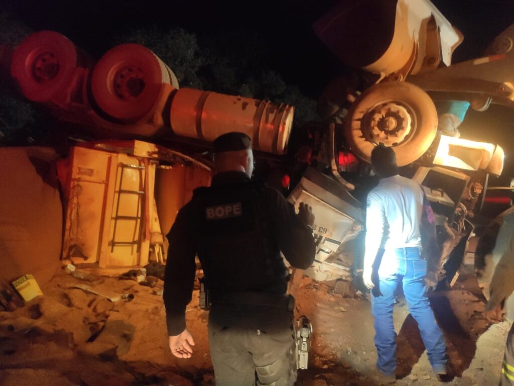 WhatsApp-Image-2023-06-26-at-05.22.15-1024x768 Bombeiros socorrem motorista que ficou preso às ferragens após caminhão tombar na zona rural de Araguaçu
