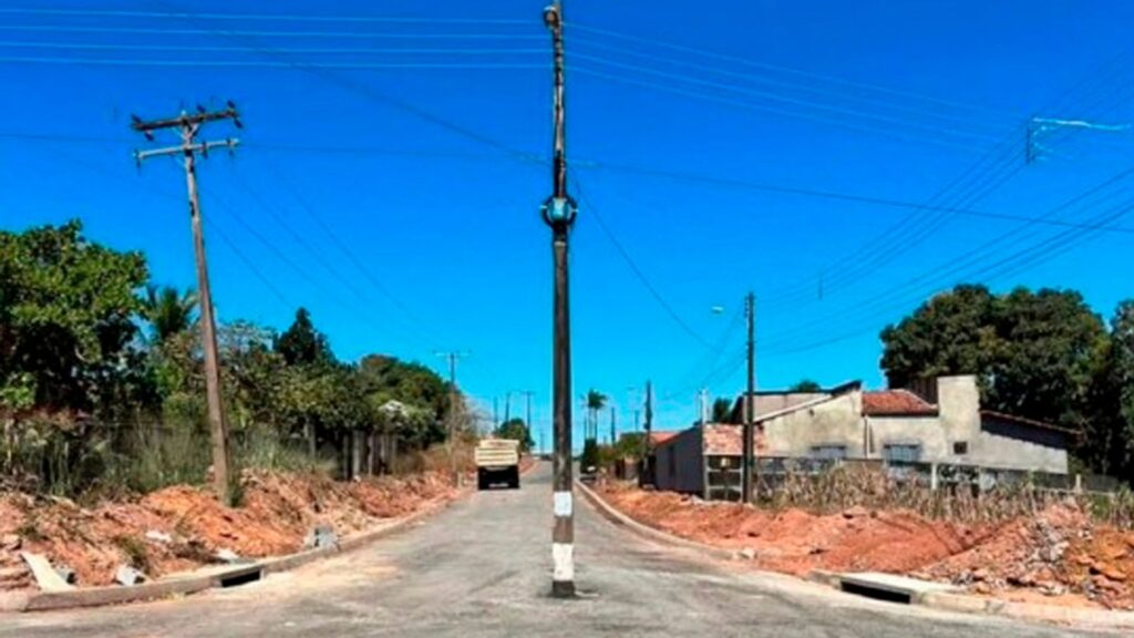 Poste-no-meio-da-rua-jpg-1024x576 Energisa é acionada pelo MPE para retirada de poste instalado no meio de via pública em Colinas do Tocantins