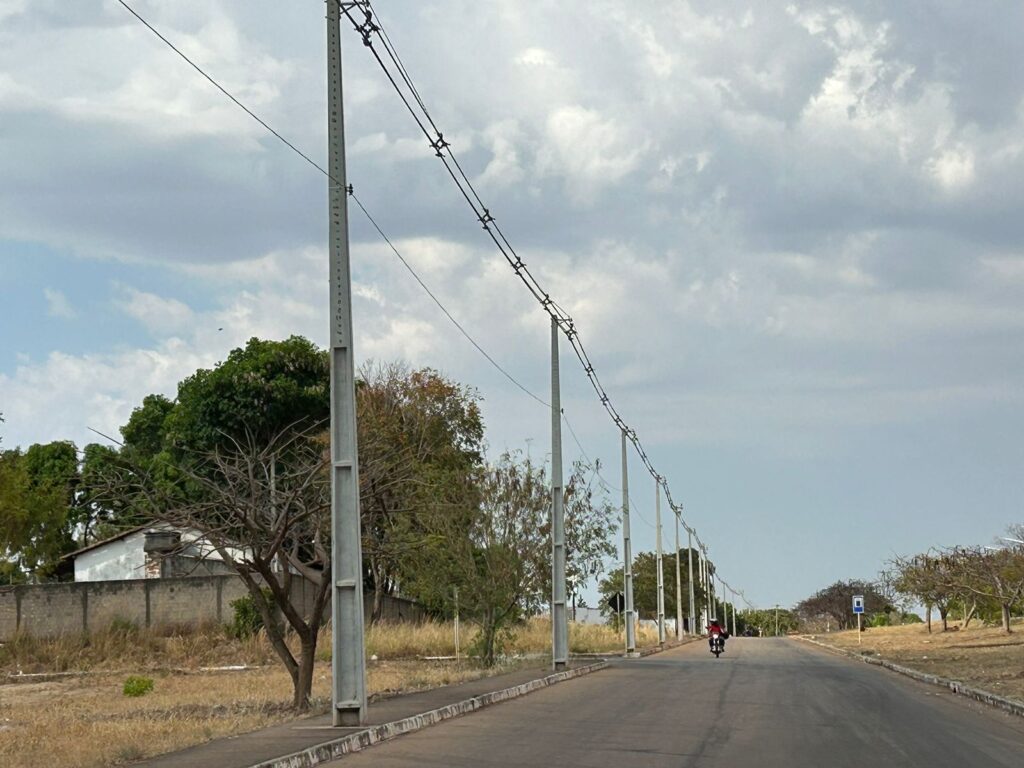 Poste-de-energia-BR-153-2-1024x768 Postes na calçada da margem da BR-153 continuam prejudicando acessibilidade de moradores de Gurupi