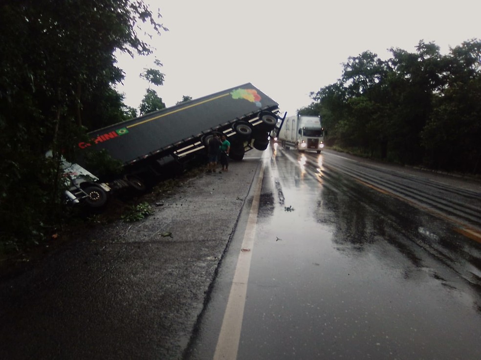 whatsapp-image-2021-12-01-at-16.07.13 Caminhão derrapa em pista molhada e provoca acidente no sul do estado