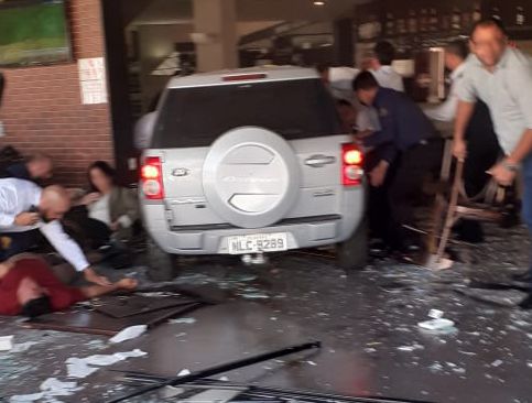 Acidente-goiania Juiz de Gurupi está entre as vítimas atingidas por veículo que invadiu restaurante em Goiânia